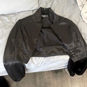 i’m selling this because i just dont wear it but it’s still in great quality